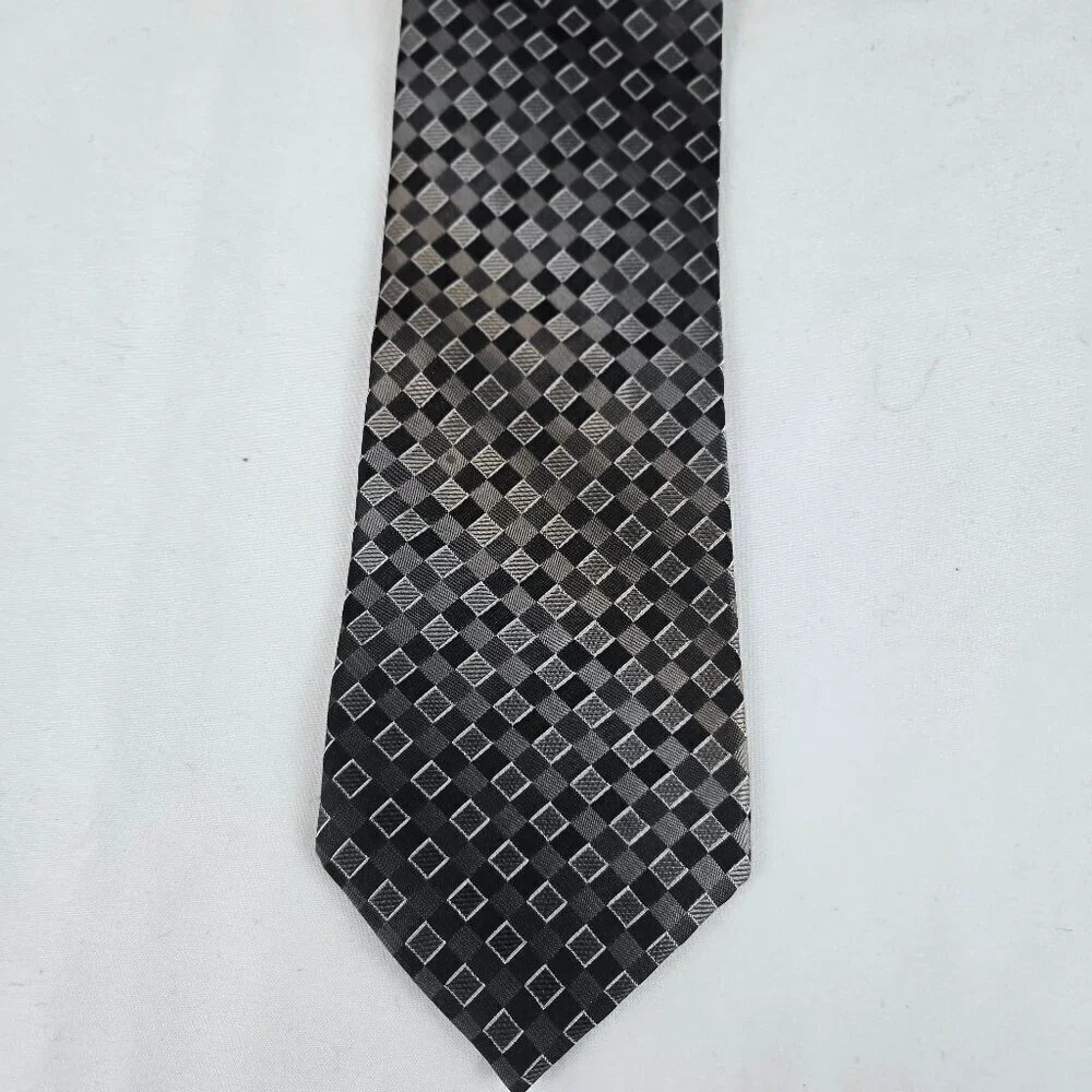Calvin Klein 100% Silk Men's Tie Black Gray Silver Repeating Diamond Pattern
